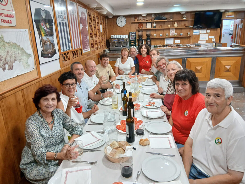 Asistentes a la cata de vino